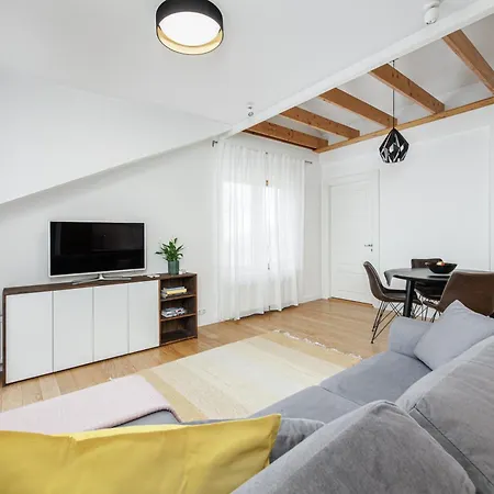 New! 2 Bedroom Free Parking, Child Friendly, Happening Area - Cafes, Markets, Museums, Old Town Close By *