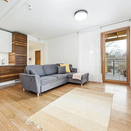 New! 2 Bedroom Free Parking, Child Friendly, Happening Area - Cafes, Markets, Museums, Old Town Close By * 塔林